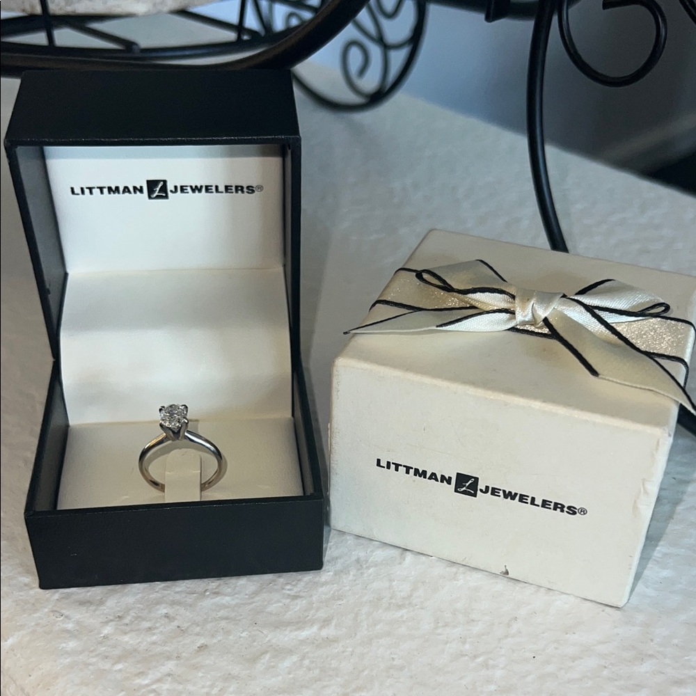 HOT SALE: Lady’s 14k WG modern Diamond Solitaire Ring 1.00 CT with Appraisal R